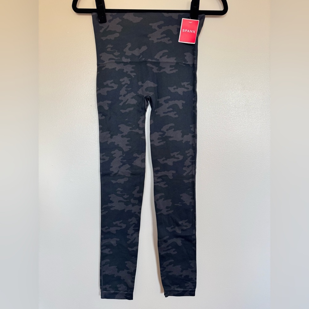 Spanx‎ Look At Me Now Seamless Leggings Black Camo Shaping Seamless NWT Medium